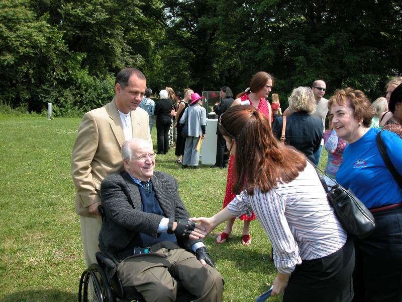 Michael Graves being greeted by one of the many adoring fans who came to the ceremony especially to meet him.
