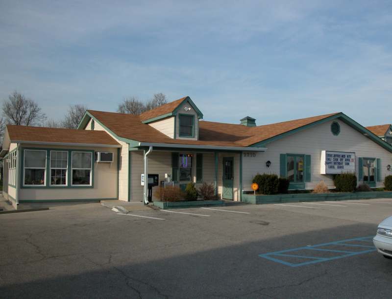 Pizza Scene - Just Judy's - 2210 E. 54th Street - by Mark Rumreich 