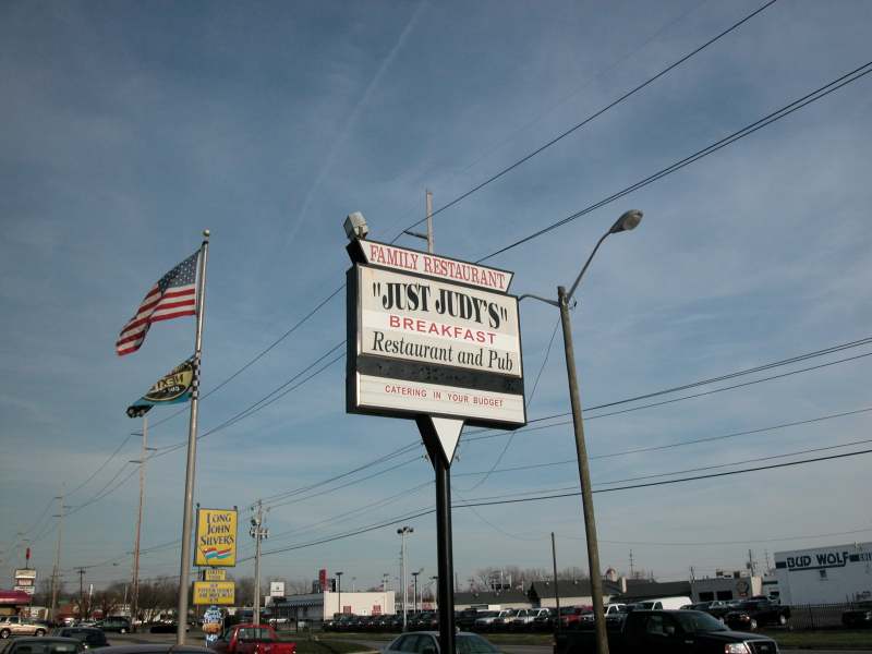 Pizza Scene - Just Judy's - 2210 E. 54th Street - by Mark Rumreich 