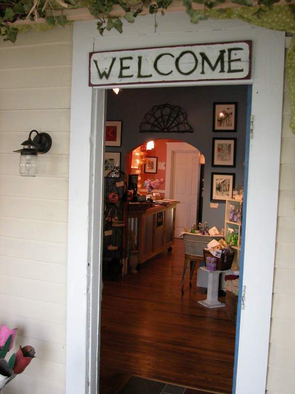 Metropolitan Motif Will Fill Your Gift and Event Needs