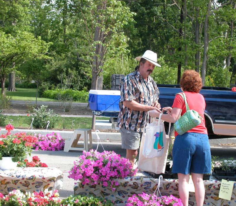 Farmers Market Opens 2005 Season at the IAC