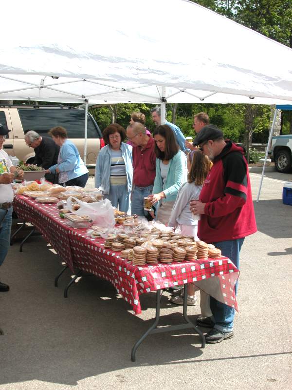 Farmers Market Opens 2005 Season at the IAC