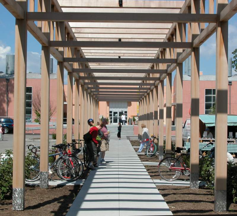 Farmers Market Opens 2005 Season at the IAC