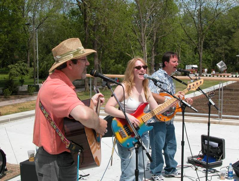 Acoustic Catfish on the Sculpting Court Stage.