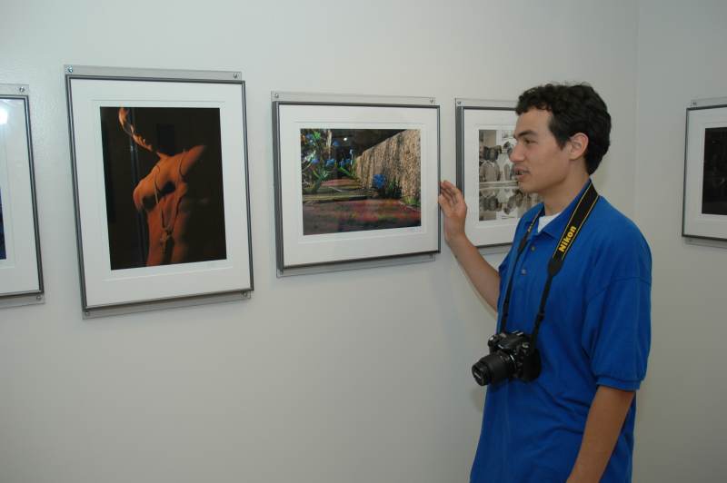 Damon Kasberg described the shooting details of the picture taken of flowers growing in a crack in the sidewalk by his house.
