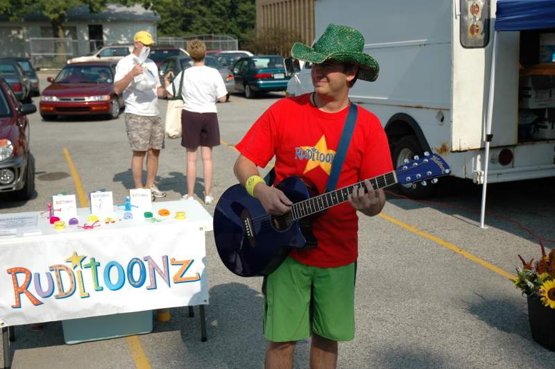 Ruditoonz entertained the kids at the market. Scott Rudicel also performed at the Broad Ripple Art Fair. www.ruditoonz.com