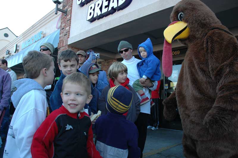 Runners, walkers come out to Broad Ripple in the thousands - By Ashley Plummer and Alan Hague