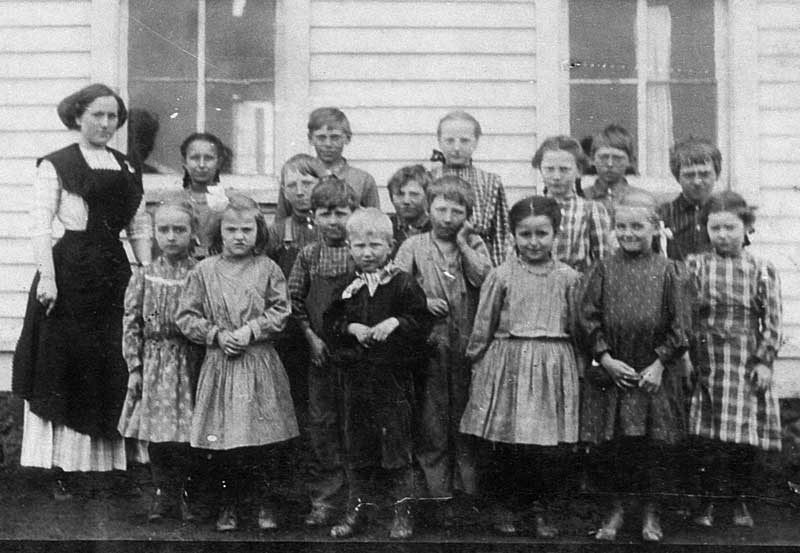 Gladys' mother with the class she taught in 1908 at the one-room schoolhouse in Iowa.
