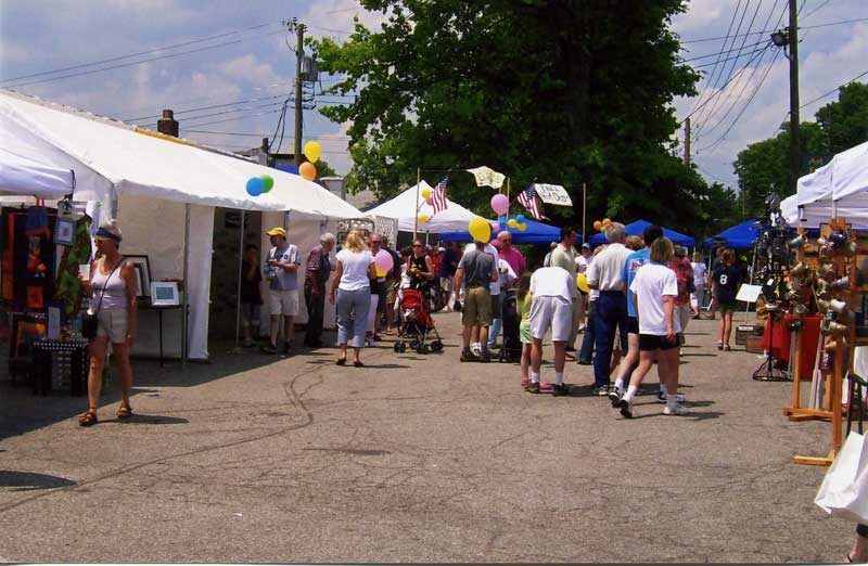 54th and Monon art fair serves up free food for patrons - By Heidi Huff