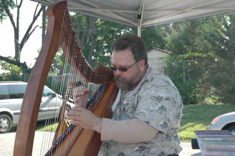 Random Rippling - il Troubadour plays at market