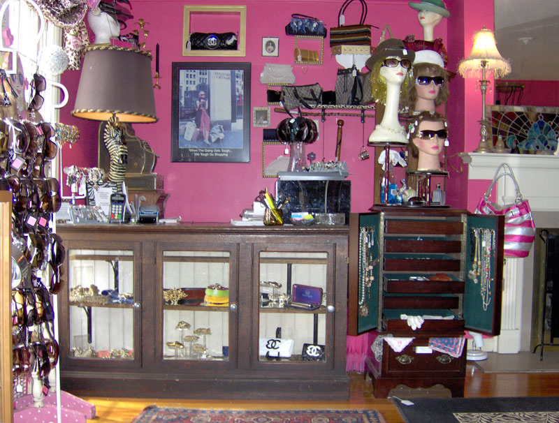 Trash to Treasures Antiques & Boutique - By Mario Morone