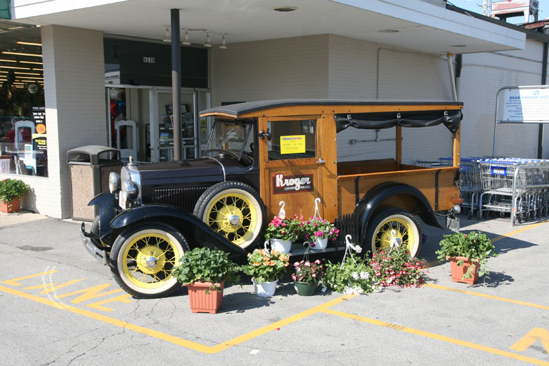 Random Rippling - Antique car at Kroger