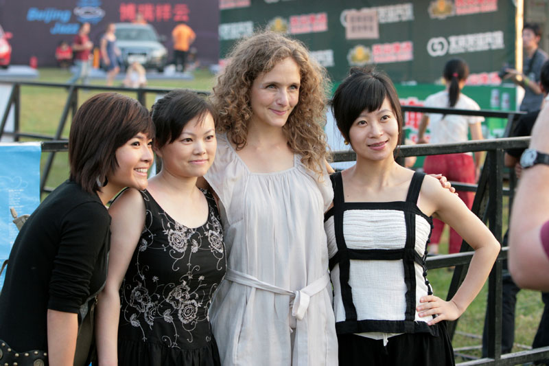 Abigail Washburn sings and plays banjo in Beijing at the 2007 Beijing Jazz Festival.