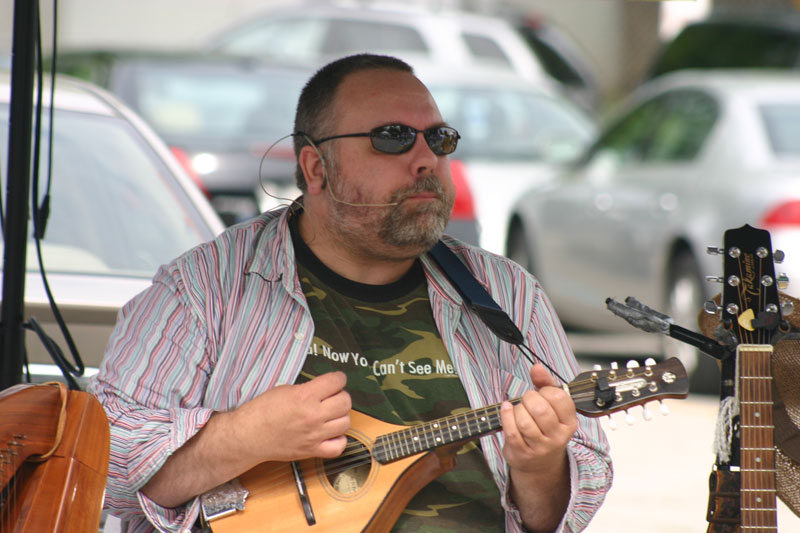 Robert Bruce Scott of il Troubadore serenaded the July 5th market