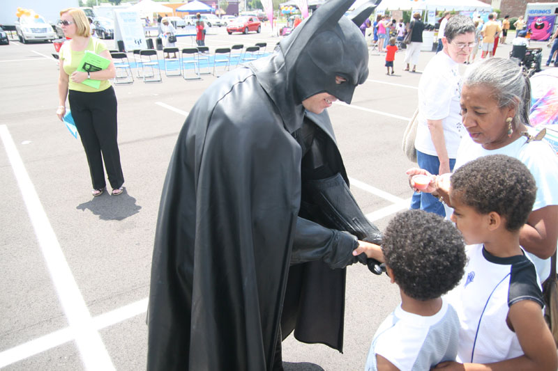 Kite kicks off Glendale reopening with celebration - Batman + fireworks!