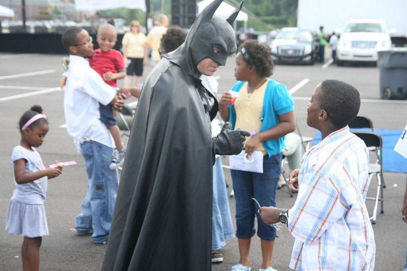 Kite kicks off Glendale reopening with celebration - Batman + fireworks!