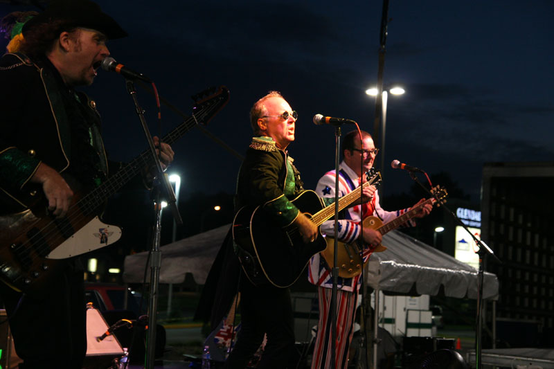 Kite kicks off Glendale reopening with celebration - Batman + fireworks!