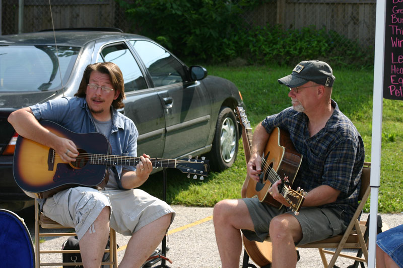 Cliff Snyder and Pat Brearton performed at the July 19 market.