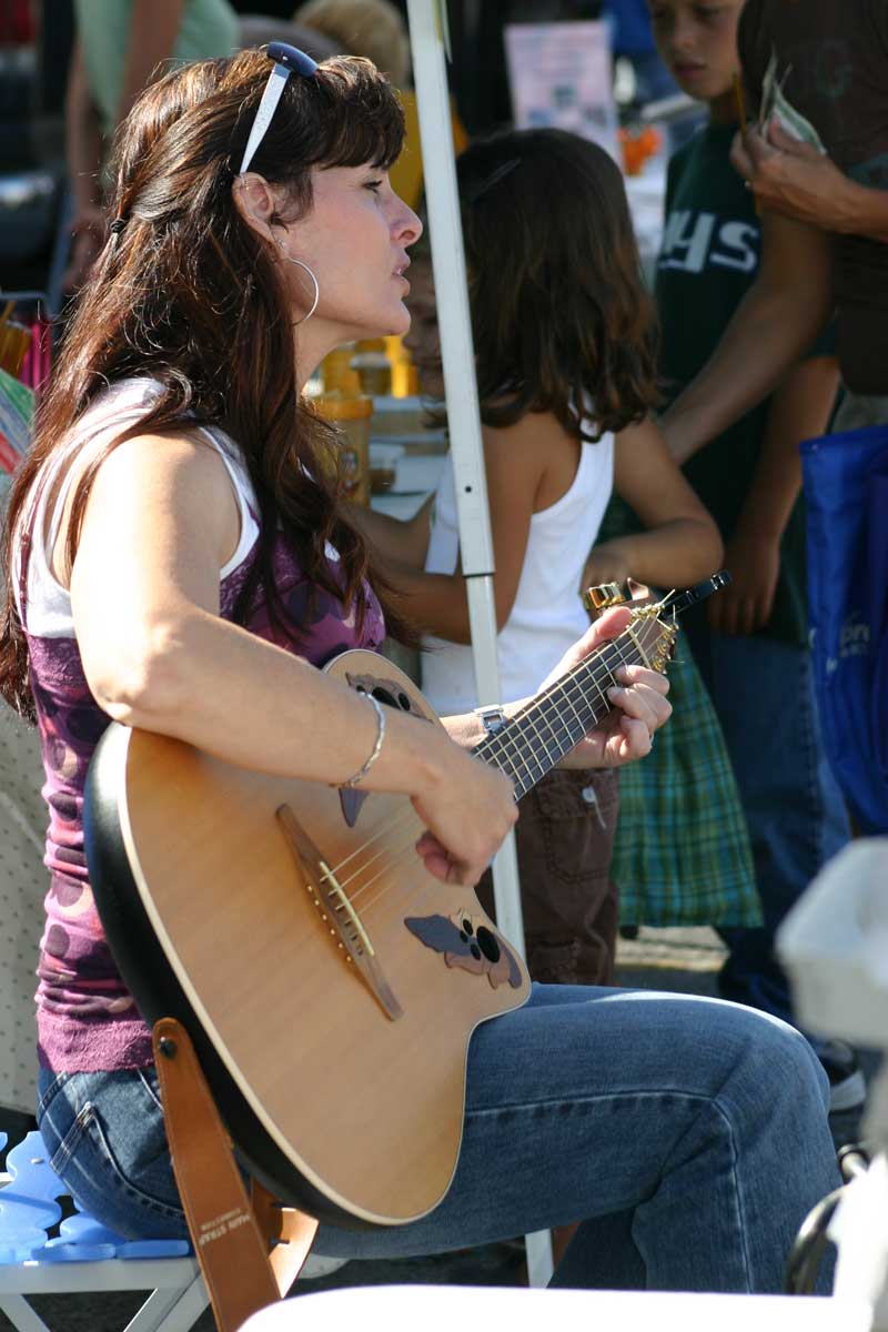 Vonnie Scott entertained at the August 30 Market.