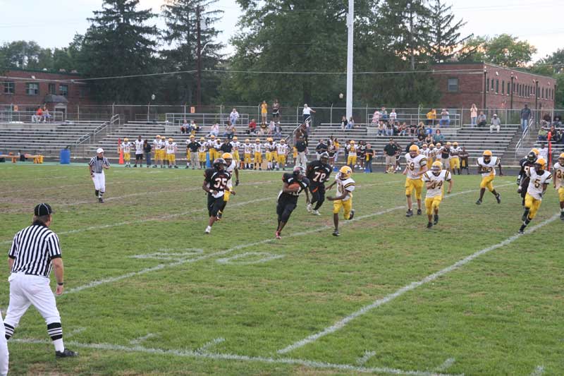 QB Darrell Harvey runs the ball toward the first TD in the September 19, 2008, game against the Howe Hornets