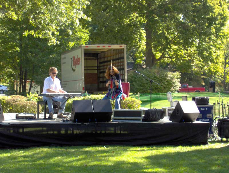 Cathy Morris on violin with keyboardist Daryl Spurlock at the Knollfest.