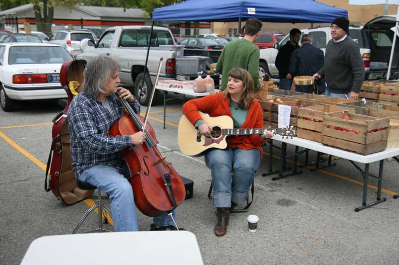 Cara Jean Wahlers and Gary Wasson at the October 3, 2009, market