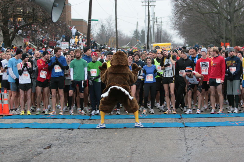 The Turkey warms up the crowd just before the start of the Drumstick Dash 2009.