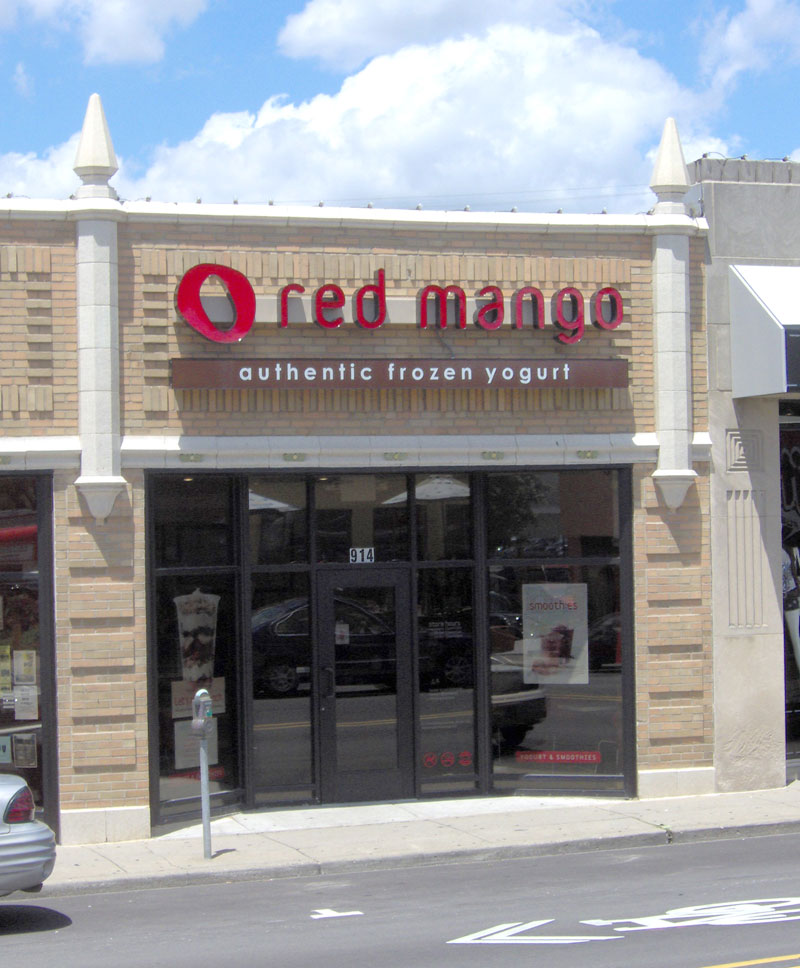 Red Mango frozen yogurt on the Avenue - By Mario Morone