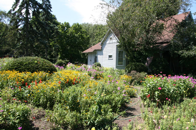 The gardens at the Theilig house at Rosslyn and Kessler.