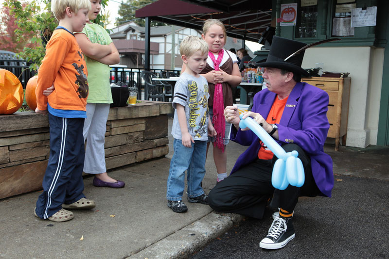 Trinity the Magician made balloon animals for the younger carvers.