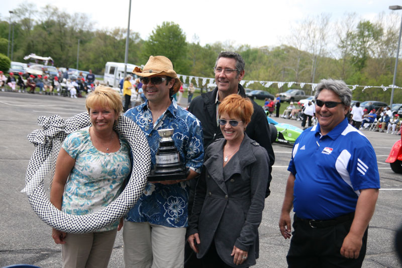 The winning team Buck Tiki with Tony Hulman George (back), Laura George, and IRL flagger Bill Shipman (right).