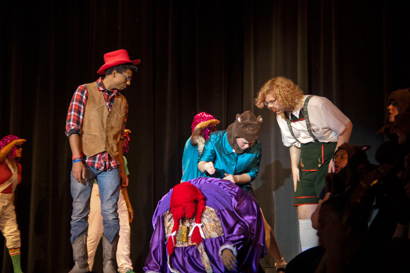 Violet blows up like a blueberry as Mike Teavee (Dean Carter) Veruca, and Augustus Gloop (Owen Tate) look on.