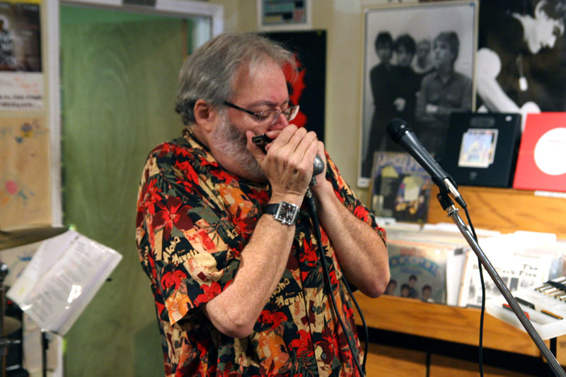 Stratyner performing at Indy CD and Vinyl in the group 78 RPM.