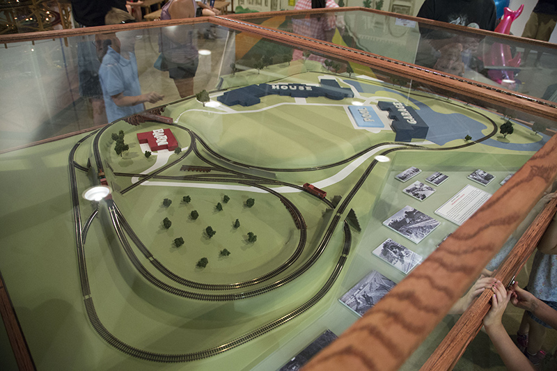 Walt Disney's backyard railway model and plans