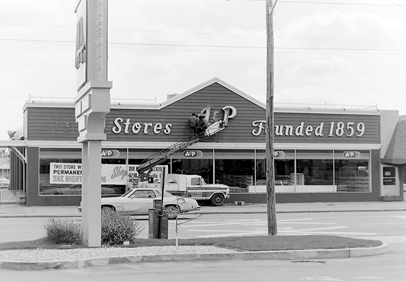 The A&P signs coming down in 1977. (This building is now Thr3e Wise Men [in 2014])