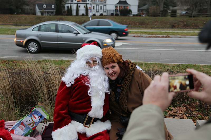 Random Rippling - Alice Carter Place Tree Lighting 