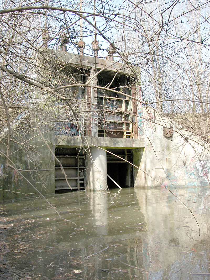 The sewer gates east of Westfield Boulevard as they open to the White River. The north gate is open in this picture.