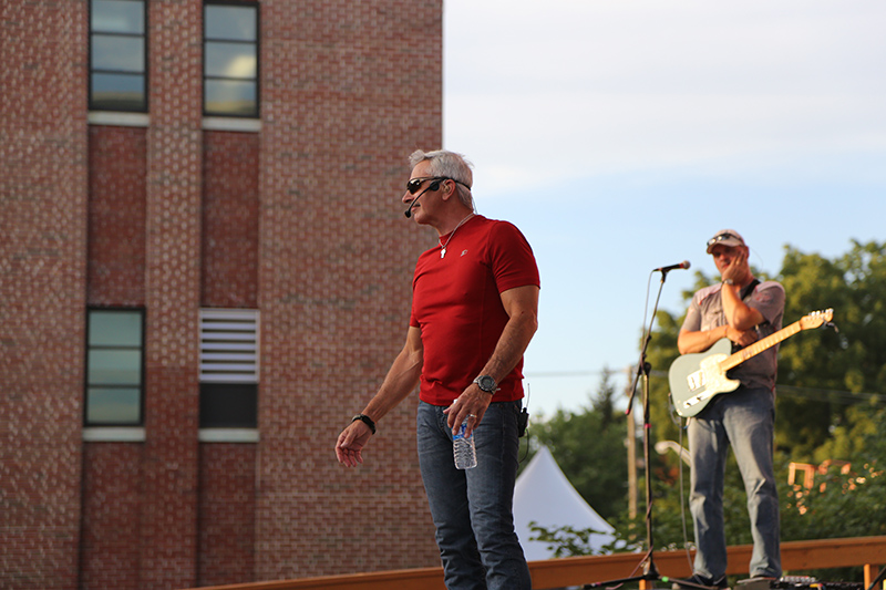 Aaron Tippin on the Free Stage