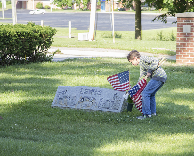 Random Rippling - Scouts decorate veteran's graves