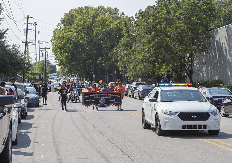 The parade starts!