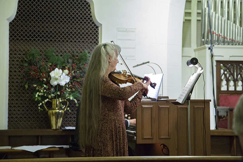 Lynn Denne performing on violin