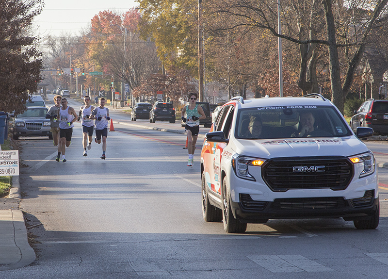 Here they come to the 4 mile mark on the course, at 61st and College Avenue