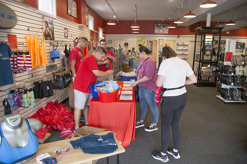 Packet pick up at Runners Forum