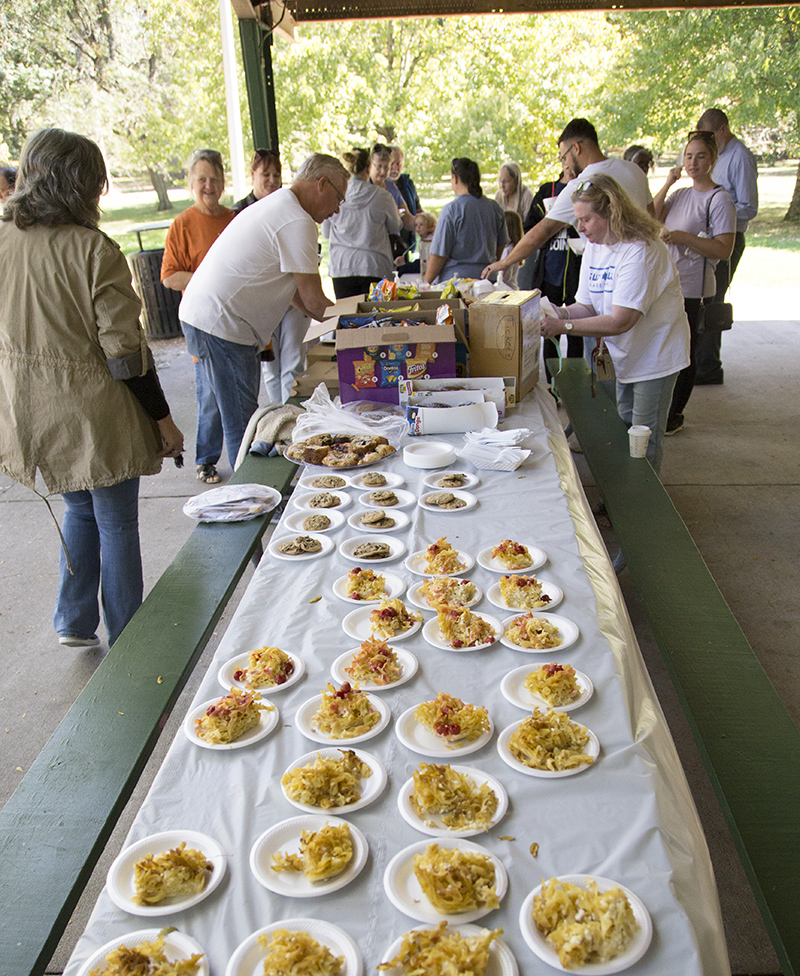 A table of noodle kugel!