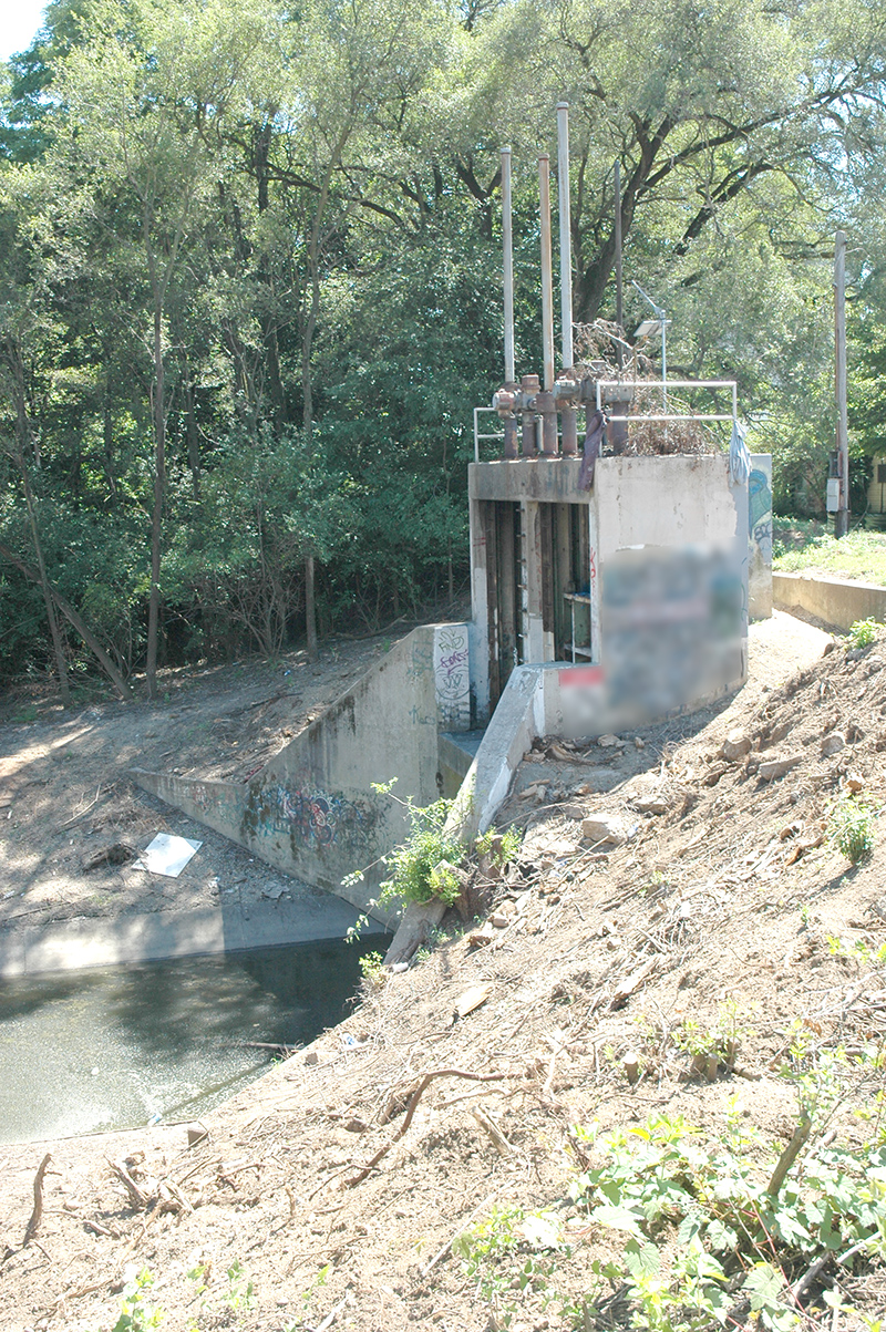 the flood gate on the river side taken in 2006